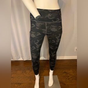 Fabletics black camouflage with pocket on both sides and 1 pocket inside